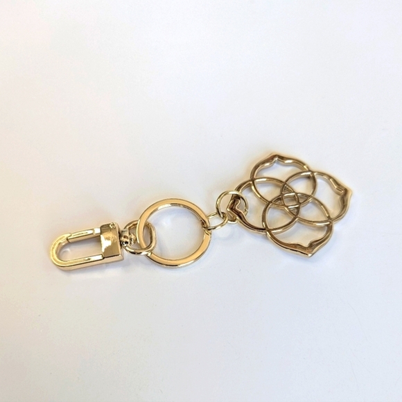 Kendra Scott Dira Keychain Medallion Logo Key Holder in Gold - Picture 3 of 6
